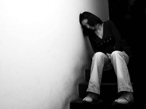 mujer deprimida endometriosis y efectos psicológicos