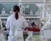 Relación entre endometriosis y cáncer de ovario. Mujer investigando.