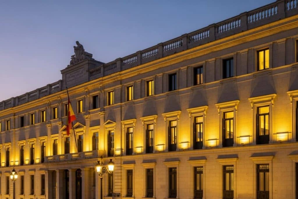 El senado se tiñe de amarillo para impulsar la visibilidad de la endometriosis en España